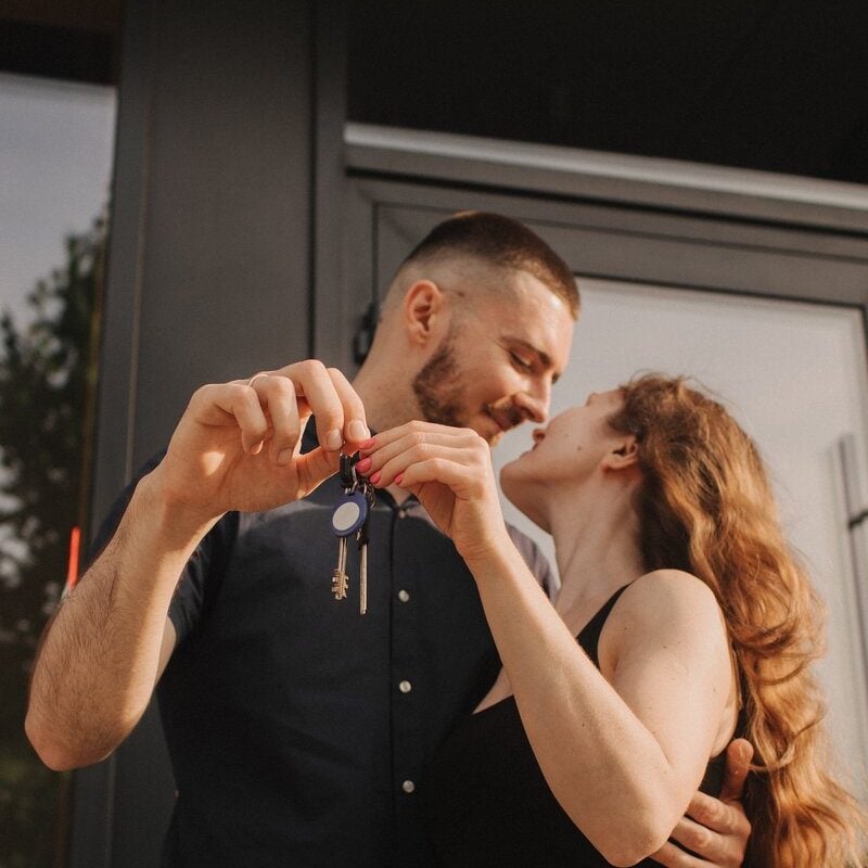 focus,on,keys,,held,by,excited,young,spouses,homeowners.,happy